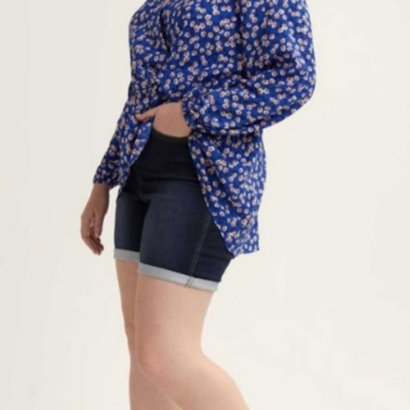 Beautiful Floral Blouse - Plus Size - Picture 10 of 11